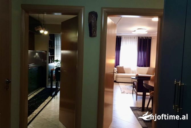 Shtepi me qera Apartament ne Tirane, 3+1, Mobilimi E mobiluar, Pagesa 80,000  Leke.