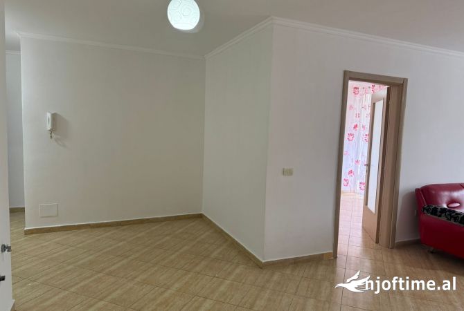 Shtepi ne shitje Apartament ne Tirane, 1+1, Mobilimi Pjeserisht e mobiluar, Pagesa 93,011  Euro.