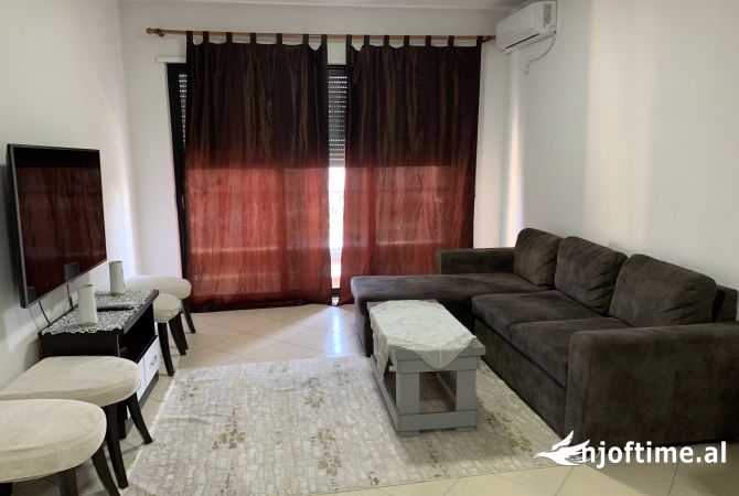 Shtepi me qera Apartament ne Tirane, 2+1, Mobilimi E mobiluar, Pagesa 55,000  Leke.
