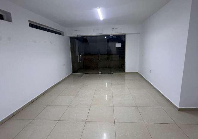 Shitet ambient biznesi 48m2.Adresa: Rruga Siri Kodra. 
