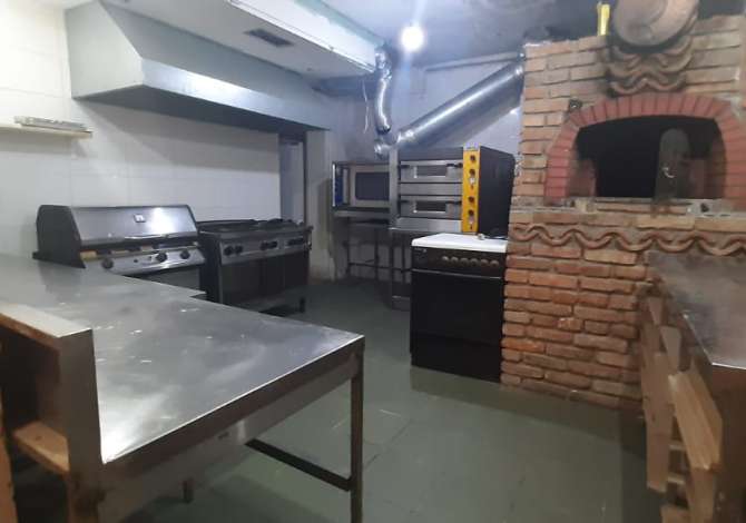 Jepet me QERA ambient biznesi, i pershtatshem per lokal, dyqan, palester etj, 220m2