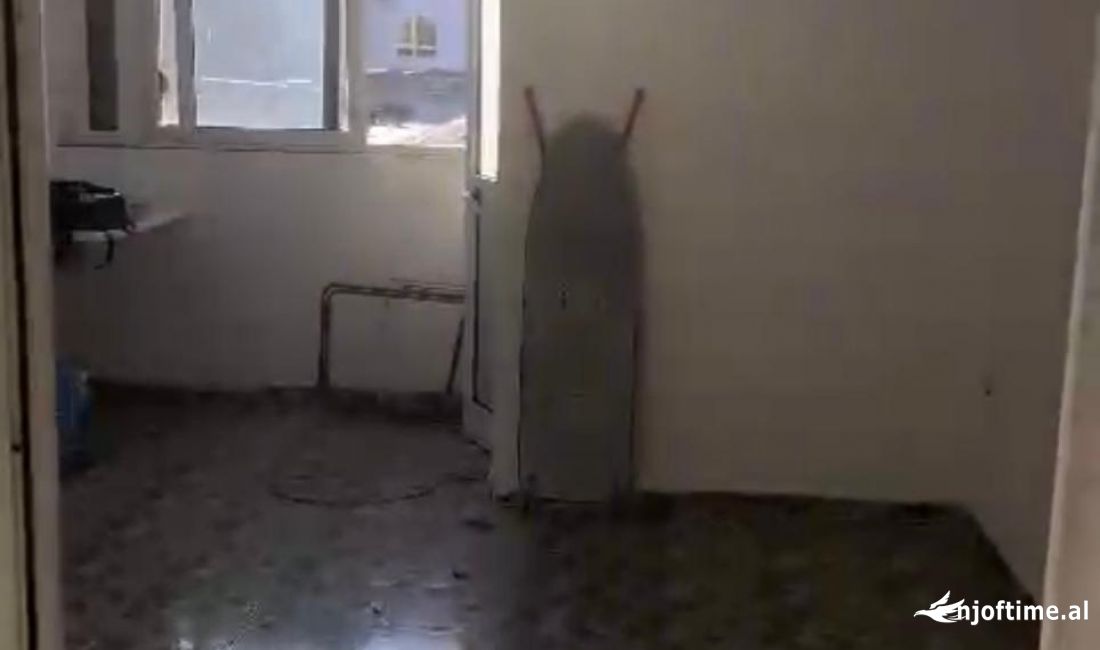 Shtepi ne shitje Apartament ne Tirane, Garsoniere, Mobilimi Bosh, pa mobiluar, Pagesa 75,000  Euro.