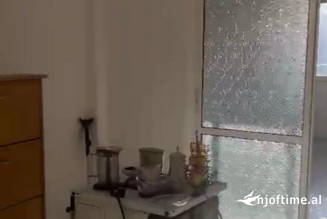 Shtepi ne shitje Apartament ne Tirane, Garsoniere, Mobilimi Bosh, pa mobiluar, Pagesa 75,000  Euro.