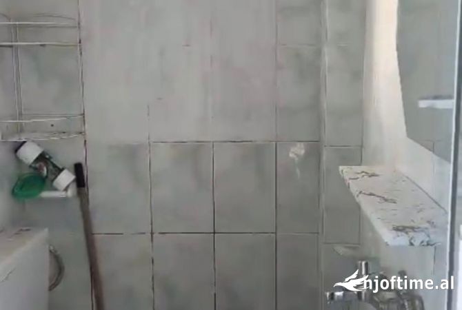 Shtepi ne shitje Apartament ne Tirane, Garsoniere, Mobilimi Bosh, pa mobiluar, Pagesa 75,000  Euro.