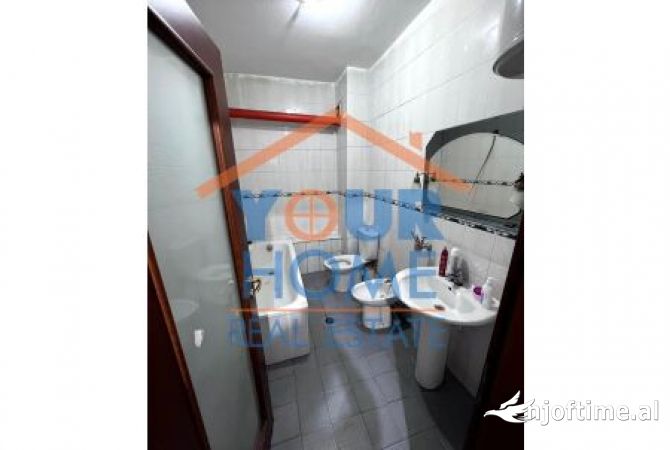 Shtepi ne shitje Apartament ne Tirane, 4+1, Mobilimi Pjeserisht e mobiluar, Pagesa 220,000  Euro.