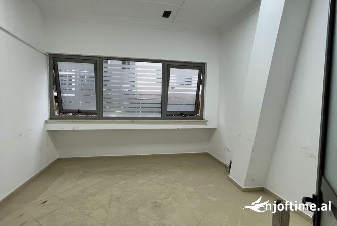 Ambiente Commerciale in Affitto 1+1 a Tirana - 1,700 Euro