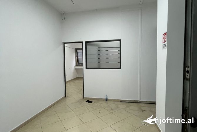 Ambiente Commerciale in Affitto 1+1 a Tirana - 1,700 Euro