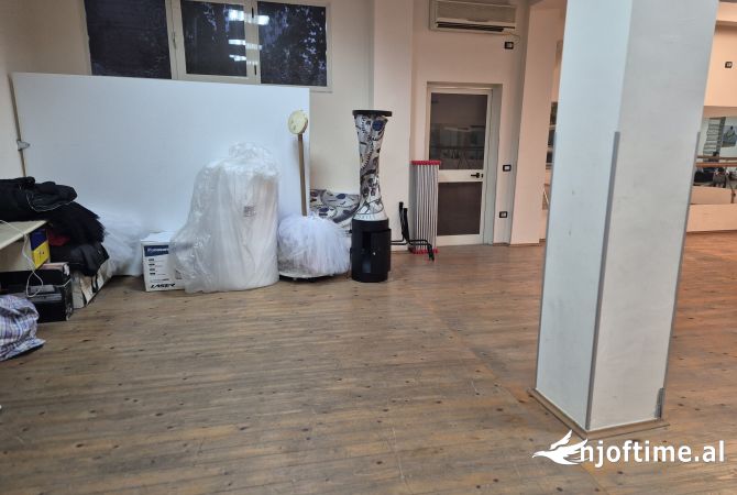 Ambiente Commerciale in Affitto 1+1 a Tirana - 1,200 Euro