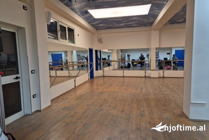 Ambiente Commerciale in Affitto 1+1 a Tirana - 1,200 Euro