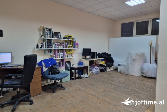 Ambiente Commerciale in Affitto 1+1 a Tirana - 1,200 Euro