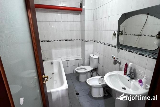 Shtepi ne shitje Apartament ne Tirane, 4+1, Mobilimi E mobiluar, Pagesa 222,000  Euro.