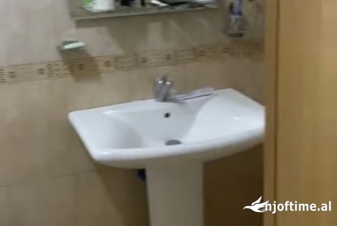 Shtepi ne shitje Apartament ne Tirane, 2+1, Mobilimi E mobiluar, Pagesa 125,000  Euro.