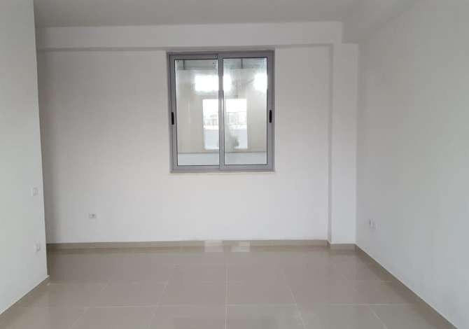 Jepet me qera kapanoni,1010 meter katror,dhe oborr ne dispozicion 500 meter katror,Laprake.