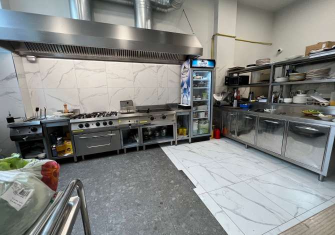 Ambient biznesi me qera 2+1 ne Tirane - 2,000 Euro