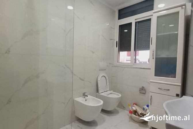 Shtepi me qera Apartament ne Tirane, 2+1, Mobilimi E mobiluar, Pagesa 700  Euro.