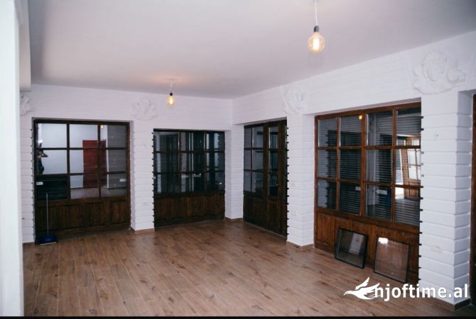 Ambient biznesi me qera 1+1 ne Korce - 30,000 Leke