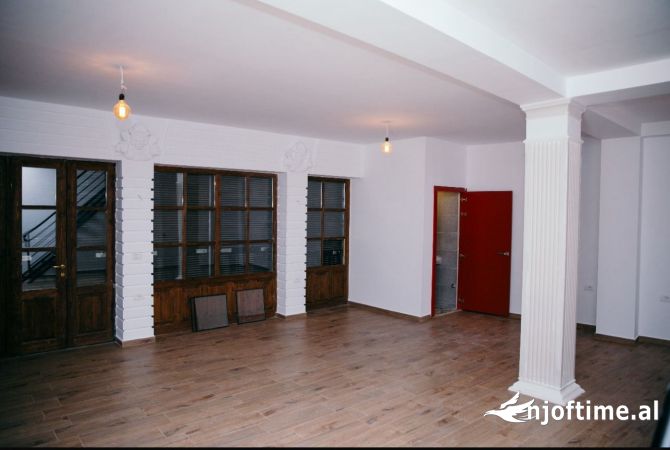 Ambient biznesi me qera 1+1 ne Korce - 30,000 Leke