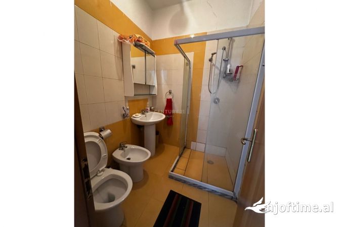 Shtepi me qera Apartament ne Tirane, 2+1, Mobilimi E mobiluar, Pagesa 800  Euro.