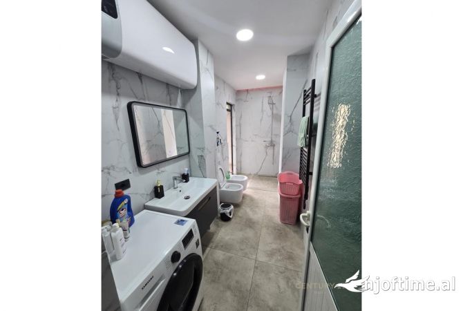 Shtepi ne shitje Apartament ne Tirane, 2+1, Mobilimi E mobiluar, Pagesa 175,000  Euro.