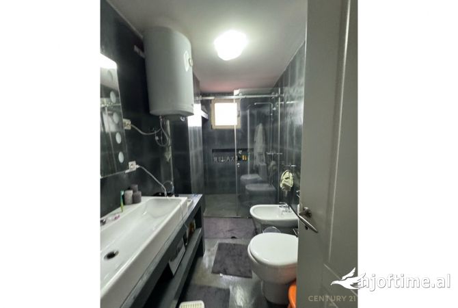 Shtepi me qera Apartament ne Tirane, 2+1, Mobilimi E mobiluar, Pagesa 900  Euro.