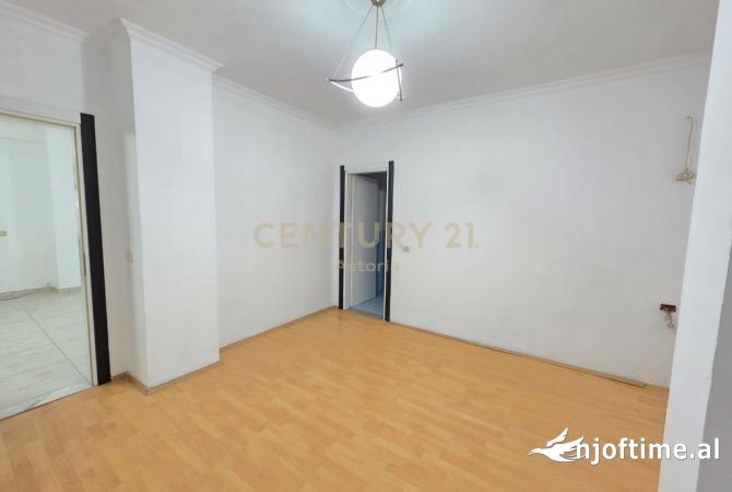 Shtepi ne shitje Apartament ne Tirane, 3+1, Mobilimi Pjeserisht e mobiluar, Pagesa 140,000  Euro.