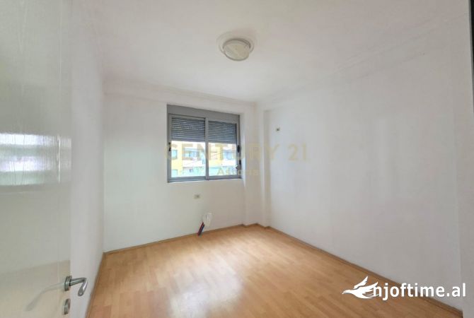 Shtepi ne shitje Apartament ne Tirane, 3+1, Mobilimi Pjeserisht e mobiluar, Pagesa 140,000  Euro.