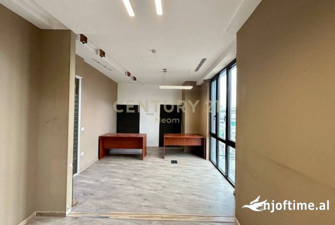 Ambient biznesi me qera 3+1 ne Tirane - 2,500 Euro