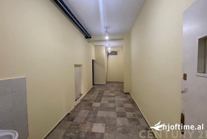 Ambient biznesi me qera 3+1 ne Tirane - 1,000 Euro