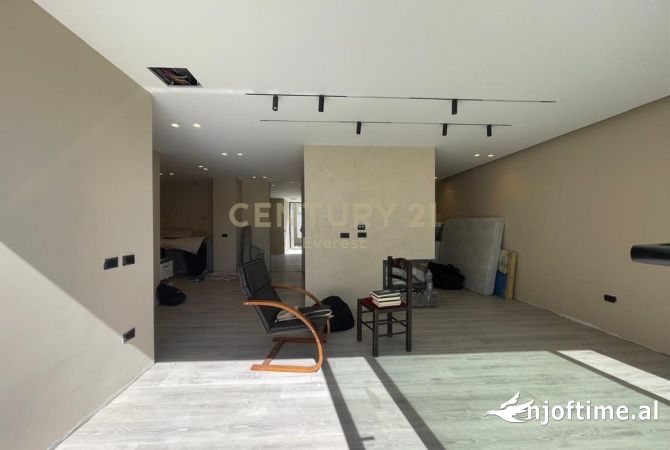 Ambient biznesi me qera 3+1 ne Tirane - 1,300 Euro
