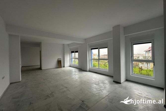 Ambiente Commerciale in Affitto 1+1 a Tirana - 3,500 Euro