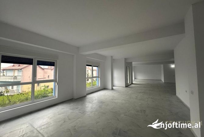 Ambiente Commerciale in Affitto 1+1 a Tirana - 3,500 Euro
