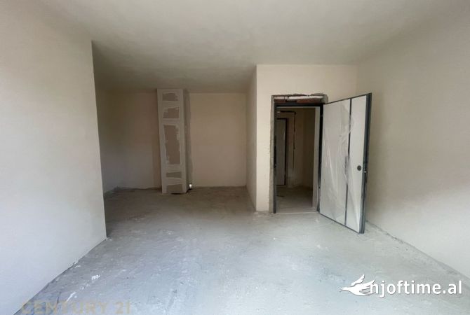 Shtepi ne shitje Apartament ne Tirane, 2+1, Mobilimi Bosh, pa mobiluar, Pagesa 165,000  Euro.