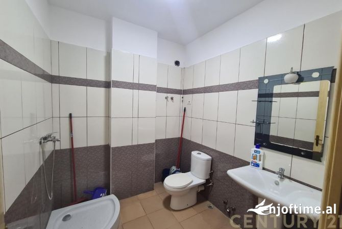 Shtepi ne shitje Apartament ne Tirane, 2+1, Mobilimi E mobiluar, Pagesa 132,000  Euro.