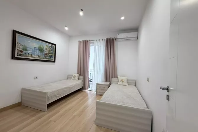 Shtepi ne shitje Apartament ne Tirane, 3+1, Mobilimi E mobiluar, Pagesa 250,000  Euro.