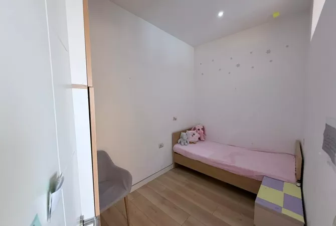 Shtepi ne shitje Apartament ne Tirane, 3+1, Mobilimi E mobiluar, Pagesa 250,000  Euro.