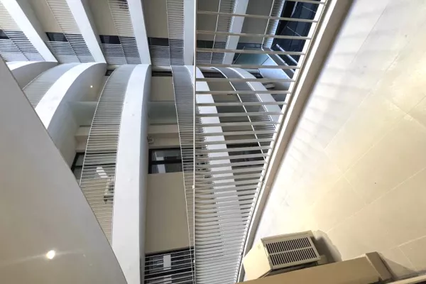 Ambient me qera per zyra tek Rr Mine Peza