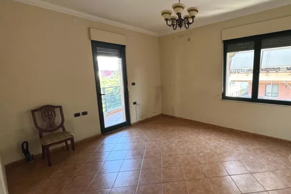 Ambient biznesi me qera 3+1 ne Tirane - 2,000 Euro