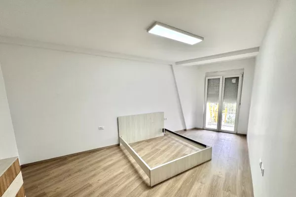 Ambient biznesi me qera 3+1 ne Tirane - 1,500 Euro