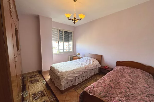 Shtepi me qera Apartament ne Tirane, 3+1, Mobilimi E mobiluar, Pagesa 750  Euro.
