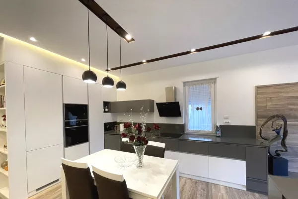 Shtepi me qera Apartament ne Tirane, 3+1, Mobilimi E mobiluar, Pagesa 1,500  Euro.