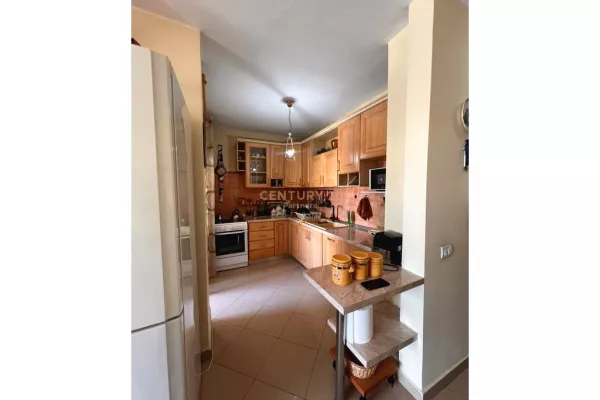 Shtepi ne shitje Apartament ne Tirane, 2+1, Mobilimi E mobiluar, Pagesa 215,000  Euro.