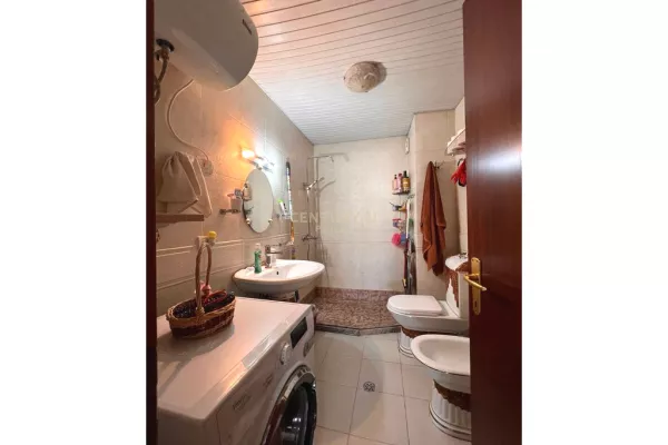 Shtepi ne shitje Apartament ne Tirane, 2+1, Mobilimi E mobiluar, Pagesa 215,000  Euro.