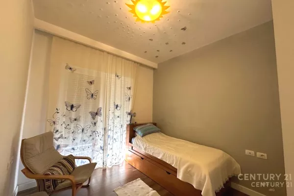 Shtepi me qera Apartament ne Tirane, 3+1, Mobilimi E mobiluar, Pagesa 1,000  Euro.