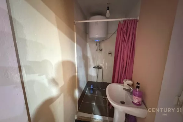 Shitet dyqan dublex ne rrugen e Elbasanit 