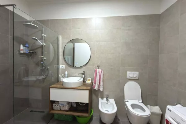 Shtepi ne shitje Apartament ne Tirane, 2+1, Mobilimi E mobiluar, Pagesa 260,000  Euro.