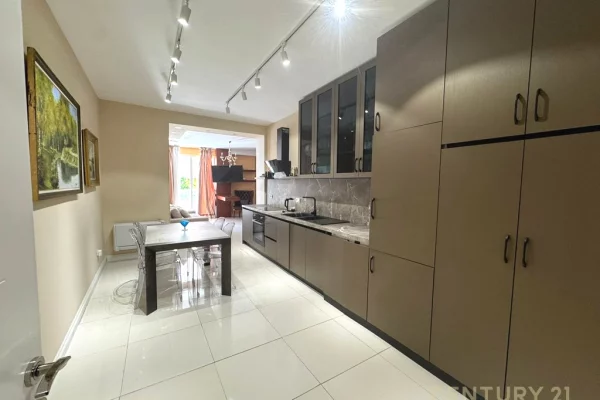 Shtepi ne shitje Apartament ne Tirane, 1+1, Mobilimi E mobiluar, Pagesa 700,000  Euro.