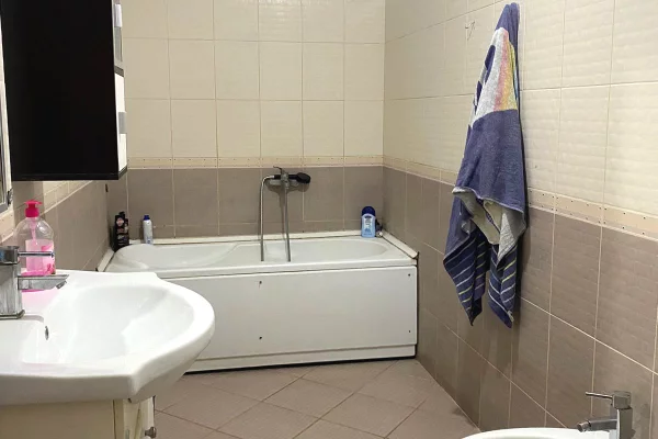 Shtepi ne shitje Apartament ne Tirane, 2+1, Mobilimi E mobiluar, Pagesa 190,000  Euro.