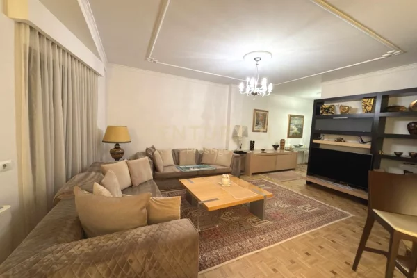 Shtepi me qera 3+1 ne Tirane - 2,100 Euro