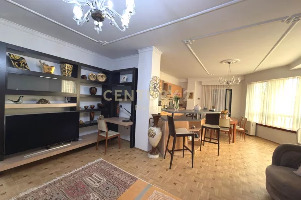 Shtepi me qera 3+1 ne Tirane - 2,100 Euro