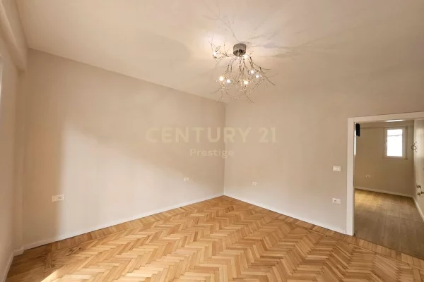 AMBIENT ME QIRA, PRANE QENDRES TEK PAZARI I RI MBI NEPTUN, TIRANE!